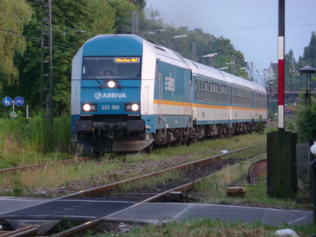 223 066 verlsst mit einem ALEX nach Mnchen den Bodenseedamm in Lindau. 21.07.2010