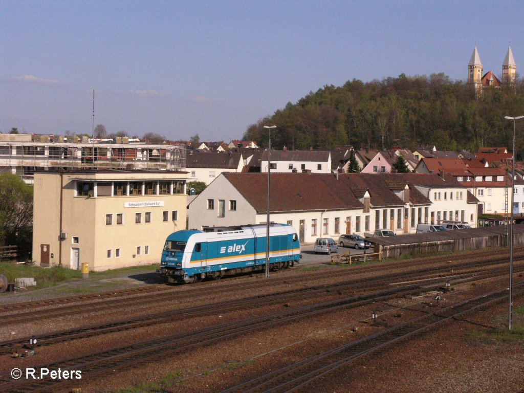 223 069 steht neben dem Stellwerk in Schwandorf abgestellt. 27.04.08