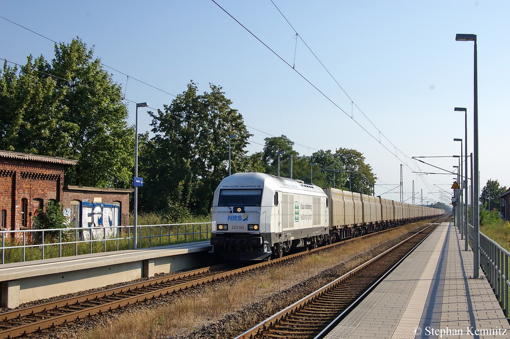 223 143-9 der SG - LHG Service Gesellschaft mbH mit Hackschnitzelzug in Demker Richtung Stendal unterwegs. 26.08.2011