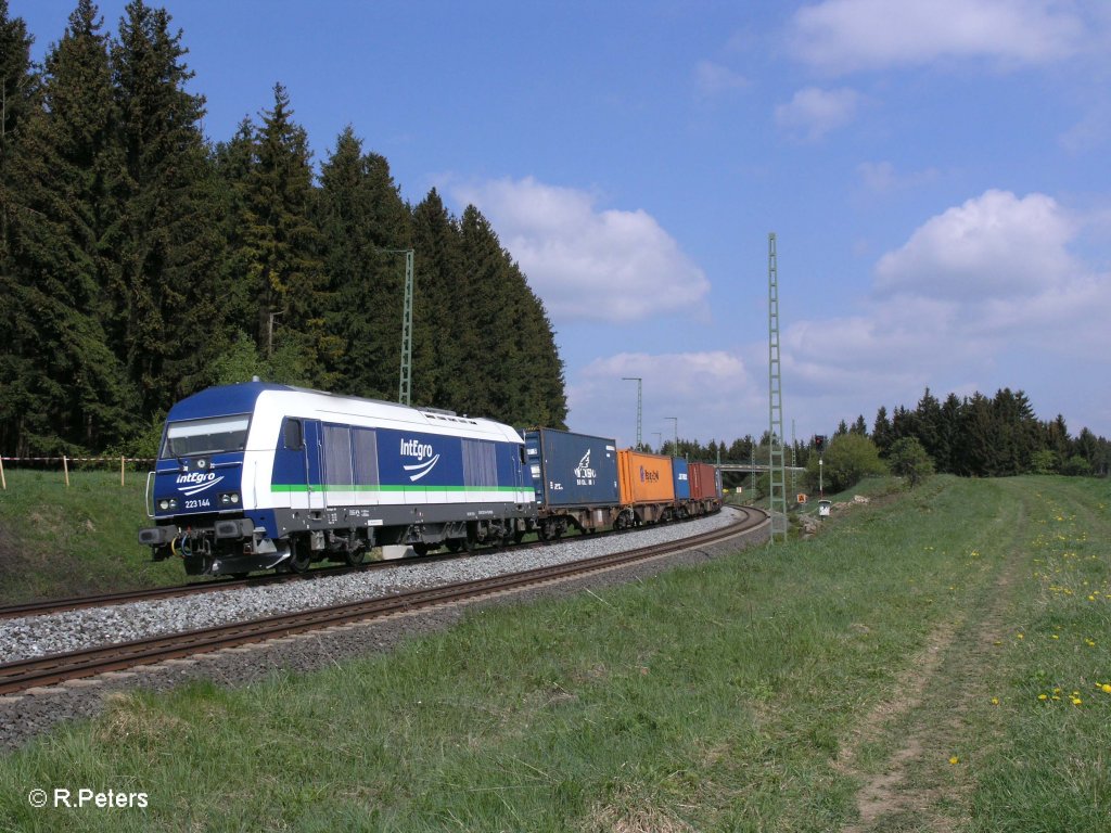 223 144 mit Schachtelzug nach Hof bei Fhring. 05.05.11