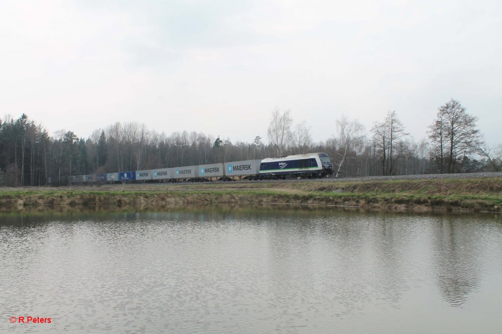 223 152 mit dem Cntainerzug Schweinfurt - ATW Wiesau sdlich von Wiesau. 22.04.13