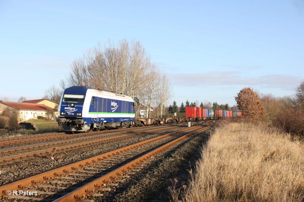 223 152 mit dem Containerzug Hof - Nrnberg bei Schnfeld. 28.11.11