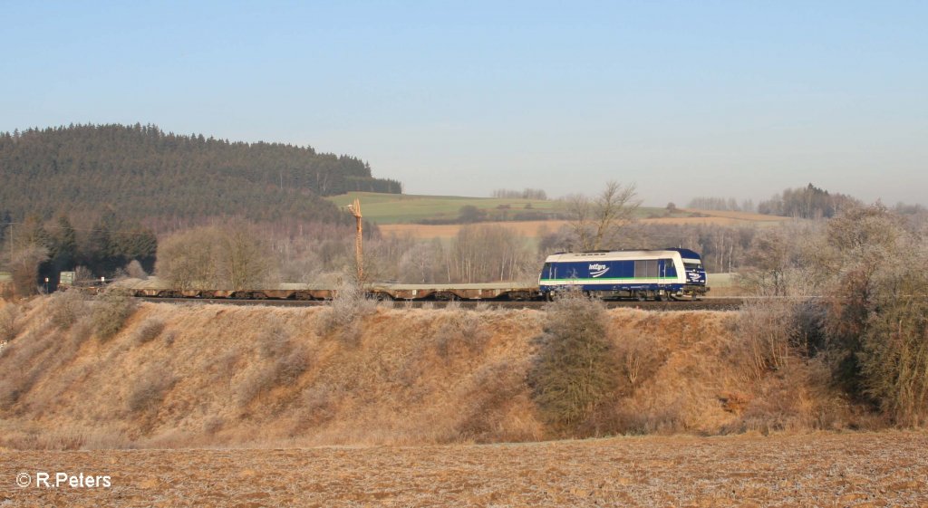 223 152 mit dem ziehmlich leeren Containerzug Hof - Nrnberg in der Kurve bei Lengenfeld. 29.11.11