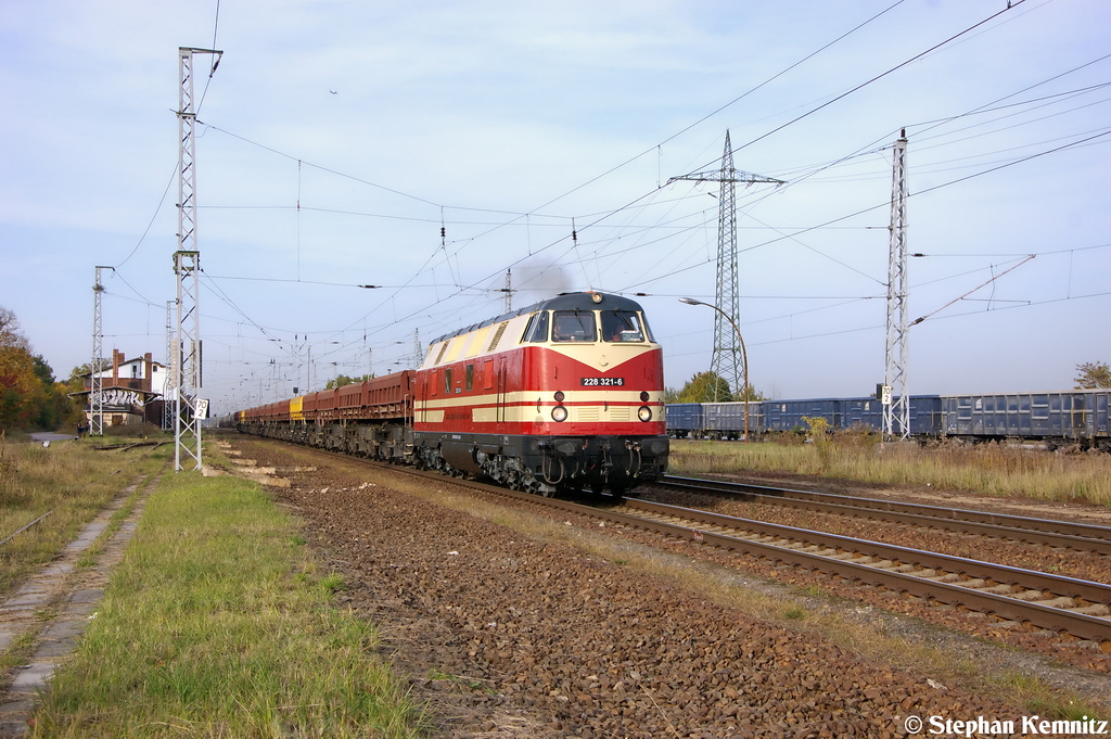 228 321-6 CLR – Cargo Logistik Rail Service GmbH mit einem Fas Ganzzug in Satzkorn und fuhr in Richtung Golm weiter. Sie kam vom Nikolassee wo sie Schotter zu der Neuen S1-Brcke hin gebracht hatte. 20.10.2012