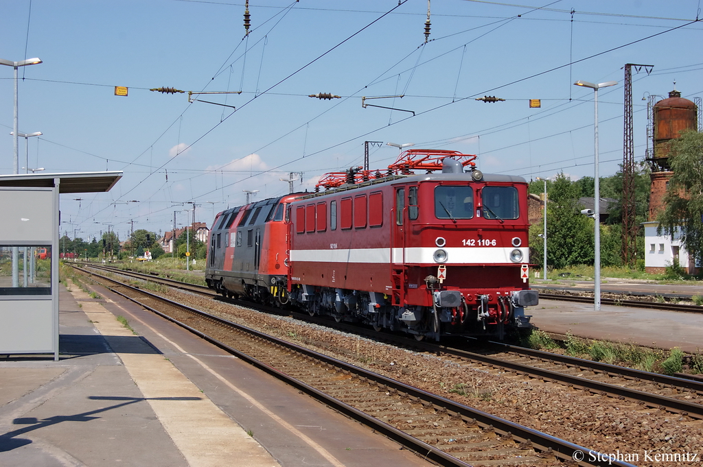 228 757-1 ex DR 118 357-3 und 142 110-6 (kalt) von der Erfurter Bahnservice GmbH in Grokorbetha Richtung Halle(Saale) und dann weiter bis nach Stendal. 26.07.2011