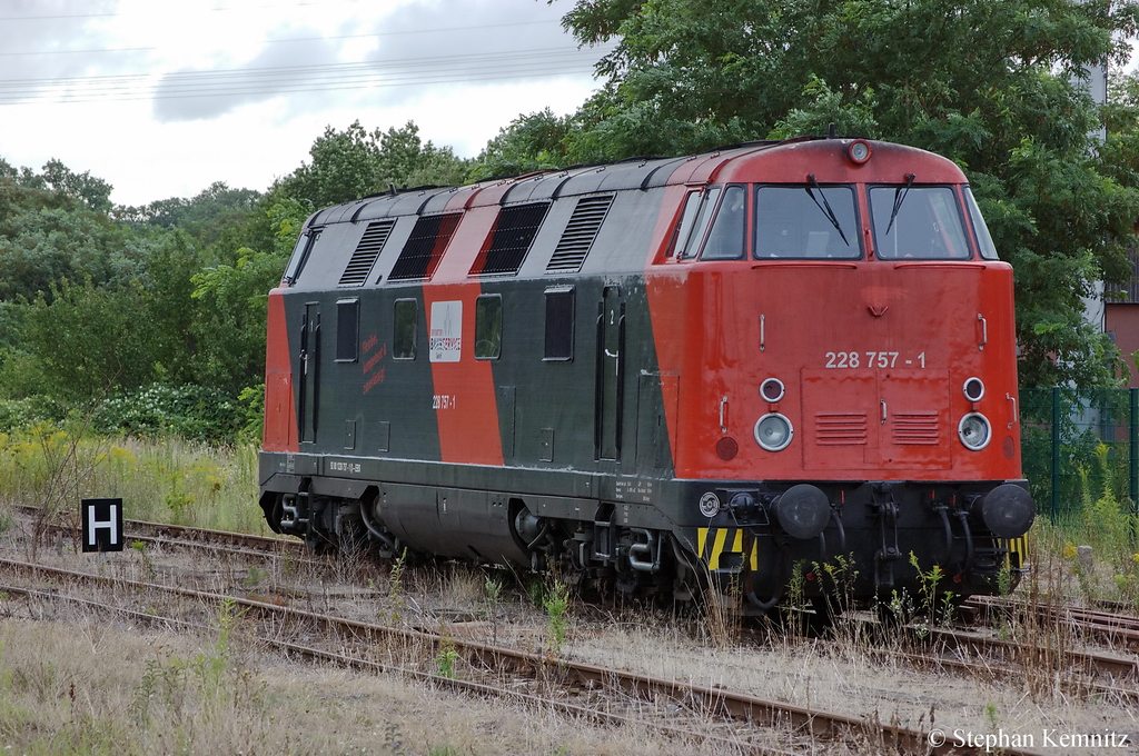 228 757-1 (ex DR 118 357-3) der EBS - Erfurter Bahnservice GmbH steht in Rathenow und wartet auf neue Aufgaben. 10.08.2011