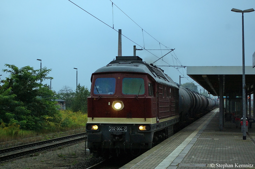 232 004-2 der LEG - Leipziger Eisenbahngesellschaft mbH mit Kesselzug in Rathenow Richtung Wustermark unterwegs. 09.09.2011