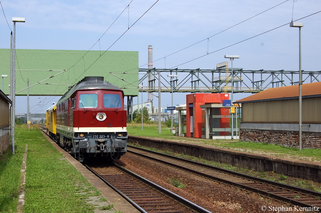 232 223-8 ex DR 132 223-9 der DGT - Deutsche Gleis- und Tiefbau GmbH mit Bauzug am Haltepunkt Leuna Werke Sd in Richtung Grokorbetha unterwegs. 23.08.2011