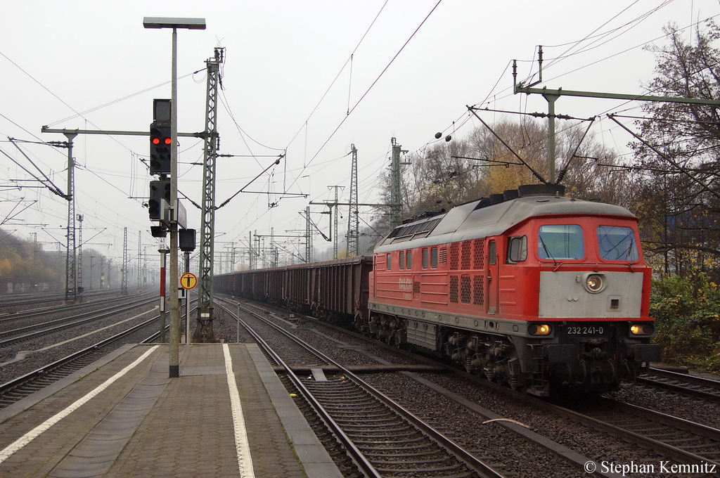 232 241-0 fuhr an diesem Tag viele male durch Hamburg-Harburg. Hier mit einem Tamns Ganzzug aus Maschen durch Hamburg-Harburg. 10.11.2011