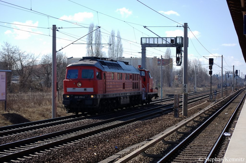 232 259-2 am Haken hat sie die 362 594-4 (kalt) und sind in Richtung Berlin-Blankenburg unterwegs. 19.03.2011