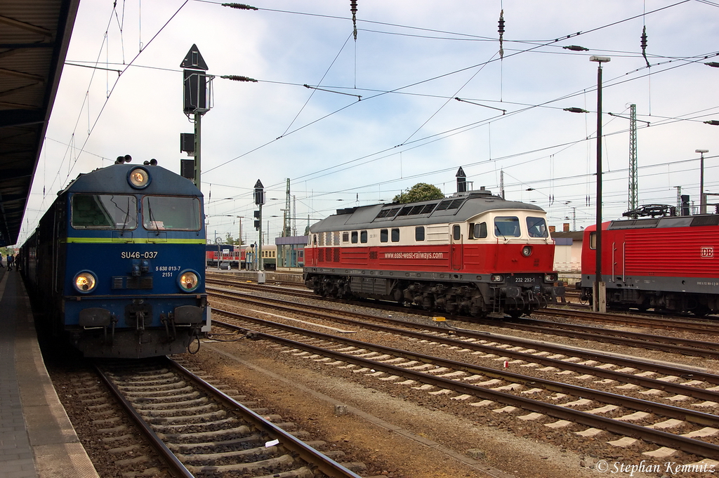 232 293-1 DB Schenker Rail Polska S.A als Lz in Cottbus. Am Gleis 1 steht die SU46-037 PKP Cargo mit dem EC 249  WAWEL  von Hamburg Hbf nach Krakow Glowny. 18.05.2012