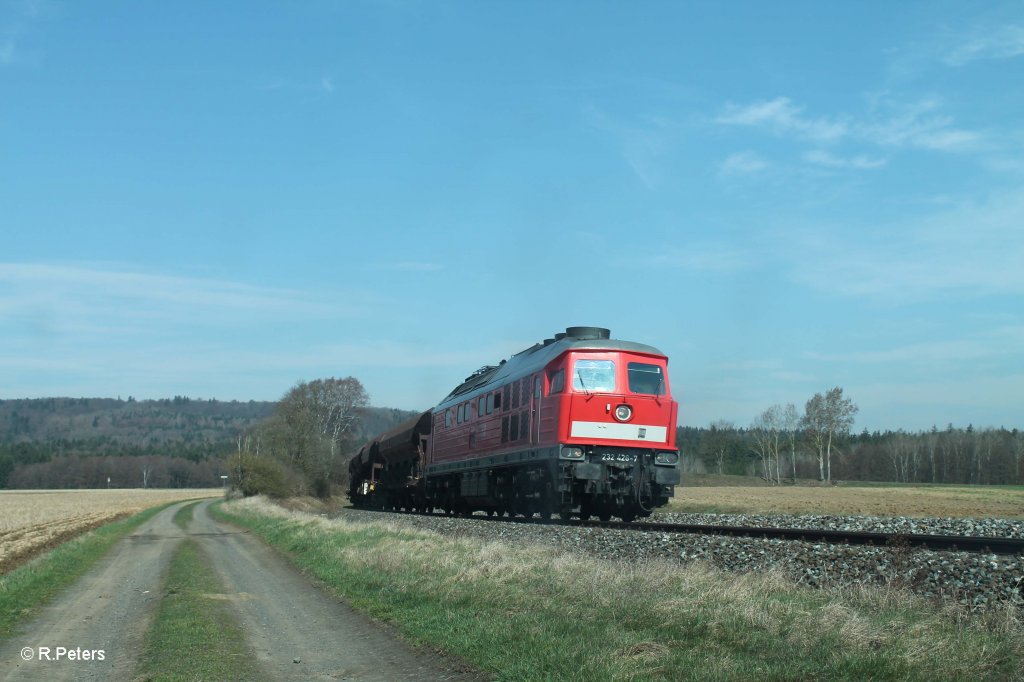 232 426-7 mit Schotterzug bei Oberteich. 18.04.13