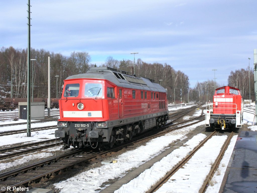 232 502-5 kommt in Marktredtwitz eingerollt. 27.02.10