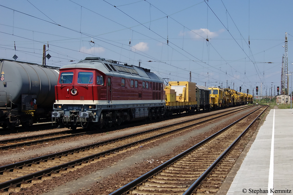 232 550-4 ex DR 132 550-5 der DGT - Deutsche Gleis- und Tiefbau GmbH mit Bauzug in Grokorbetha. 26.07.2011