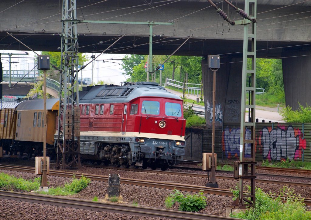 232 550 der DGT fuhr mit einem Gleisbauzug ber die Gtergleise des Harburger Bahnhof am 22.5.