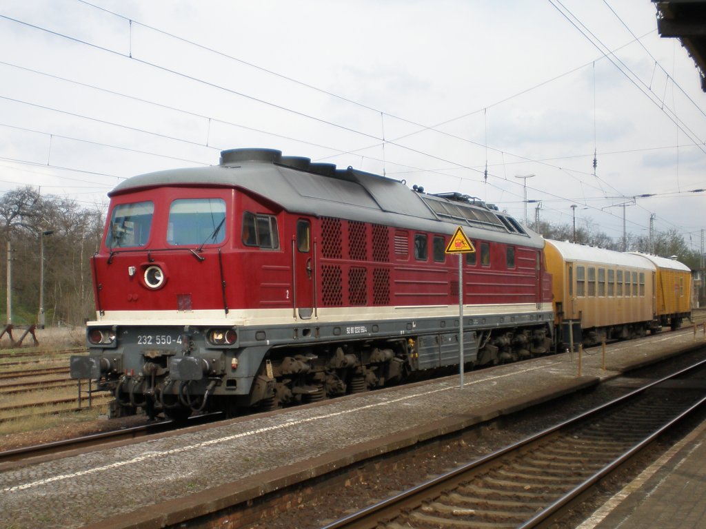 232 550 mit Bauzug in Elsterwerda-Biehla, 20.04.2012.