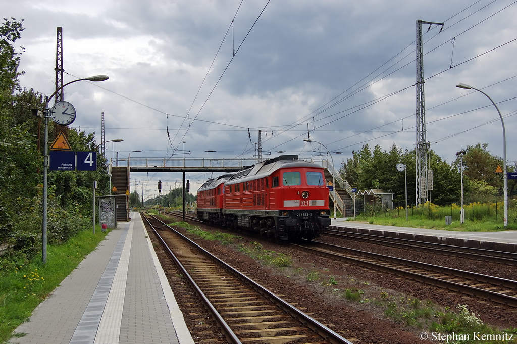 232 583-5 & 232 498-6 (kalt) kommen durch Priort gefahren und fuhren entweder in Richtung Wustermark oder Berlin weiter. 29.08.2011