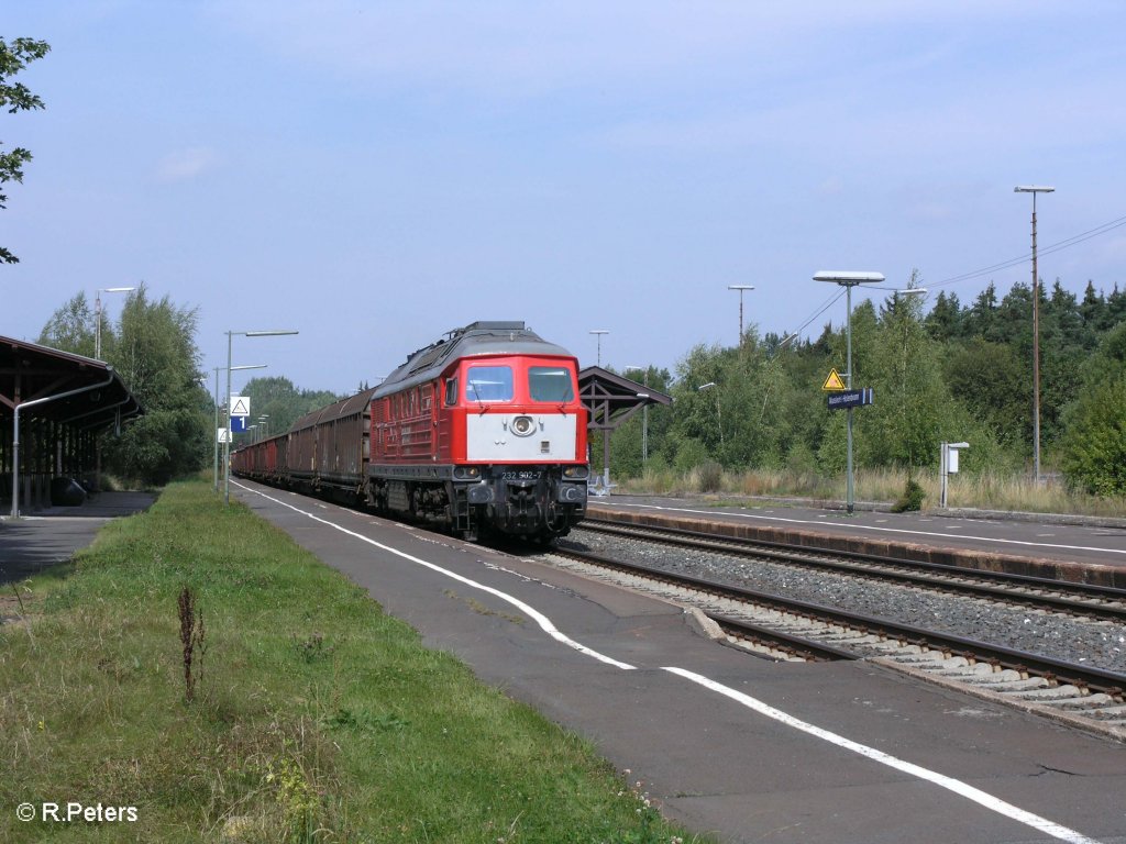 232 902-7 zieht ein gemischten Gterzug durch Wunsiedel-Holenbrunn. 25.08.09