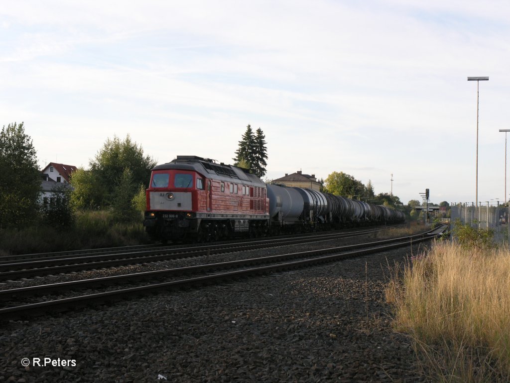 232 906-8 zieht ein Kesselzug durch Wiesau/Oberpfalz in Richtung Weiden. 30.08.09