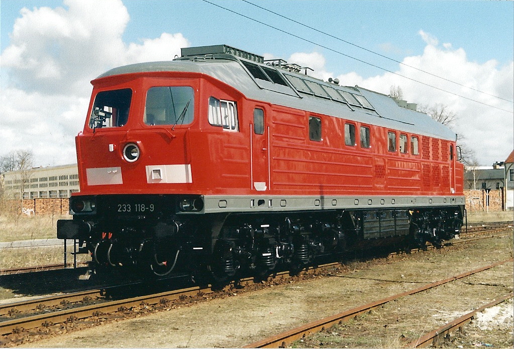 233 118 zeigt sich am 04.04.2003 vor dem Aw Cottbus.