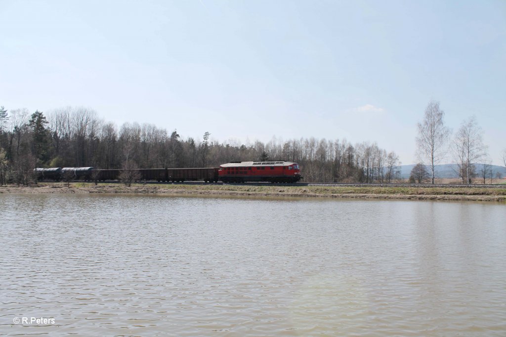 233 176-7 zieht den mit dem 45265 Nrnberg - Chep sdlich von Wiesau. 24.04.13