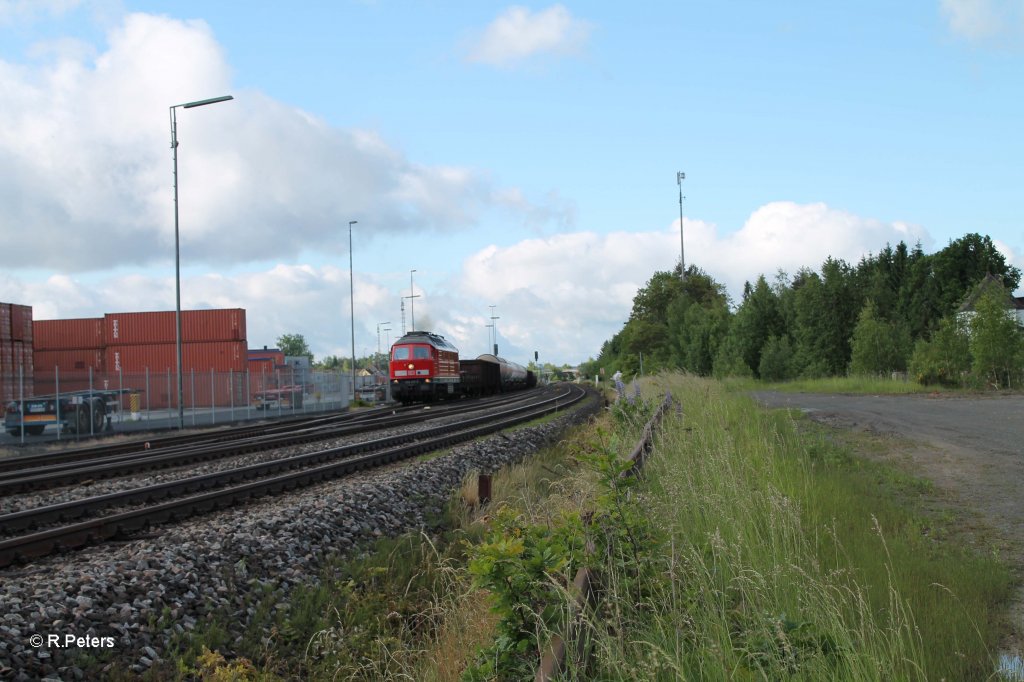 233 217-9 beim Anfahren mit dem morgentlichen 45367 NN - Cheb beim warten auf die berholung durch 612er mit RE und Vogtlandbahnin Wiesau. 14.06.13