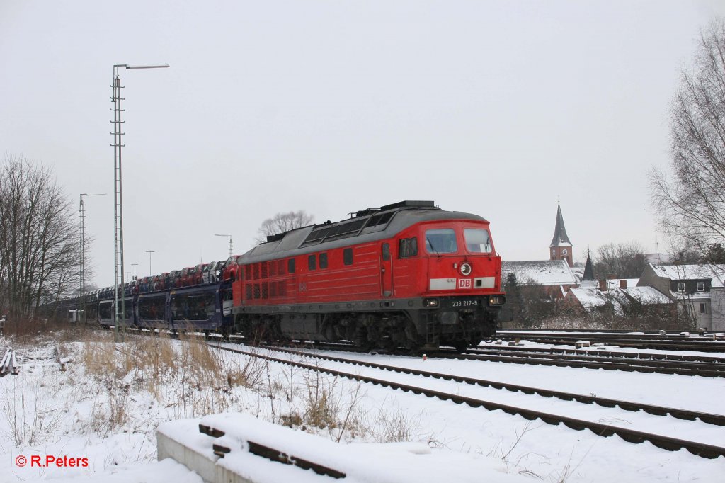 233 217-9 mit dem 47290 KIA-Autozug in Marktredwitz. 20.12.11