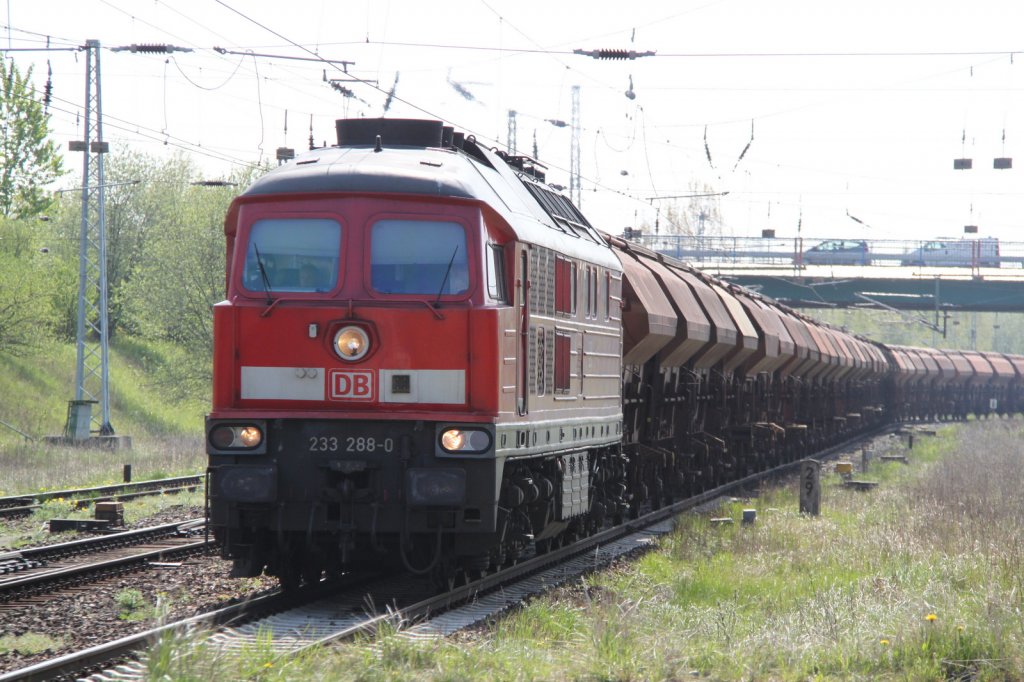 233 288-0 mit Gterzug-Umleiter von Wismar nach Rostock-Seehafen bei der Einfahrt in Rostock-Dierkow.30.04.2012