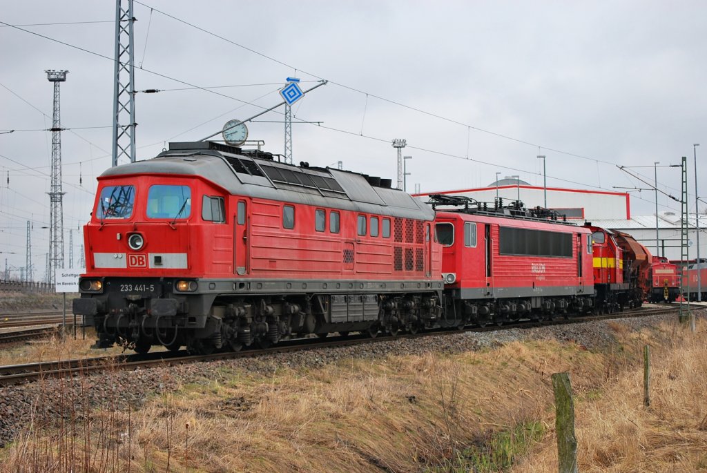 233 441 wartet mit 155 114  vor der Werkstatt in WRS auf die Ausfahrt.
