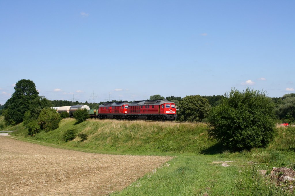 233 486-0 + 511-5 hatten am 31.07.10 einen Gaskesselzug von Mhldorf nach Mnchen am Haken und konnten 1 Kilometer vor Markt Schwaben angetroffen werden.
