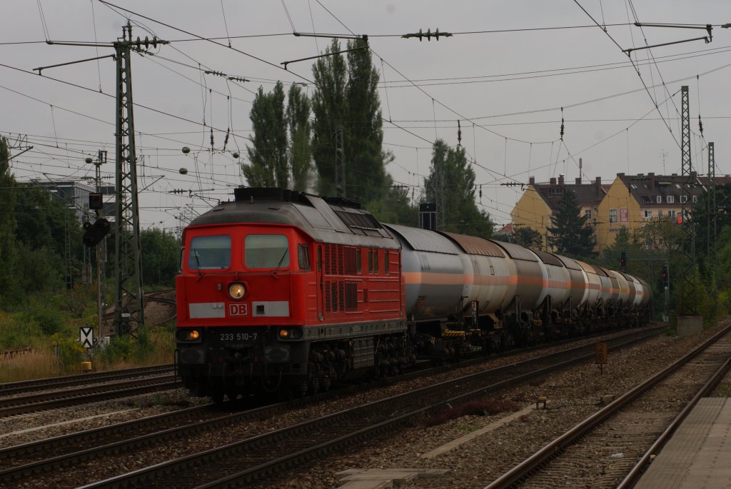 233 510-7 mit einem Kesselwagenzug in Mnchen Heimeranplatz am 14.08.2010