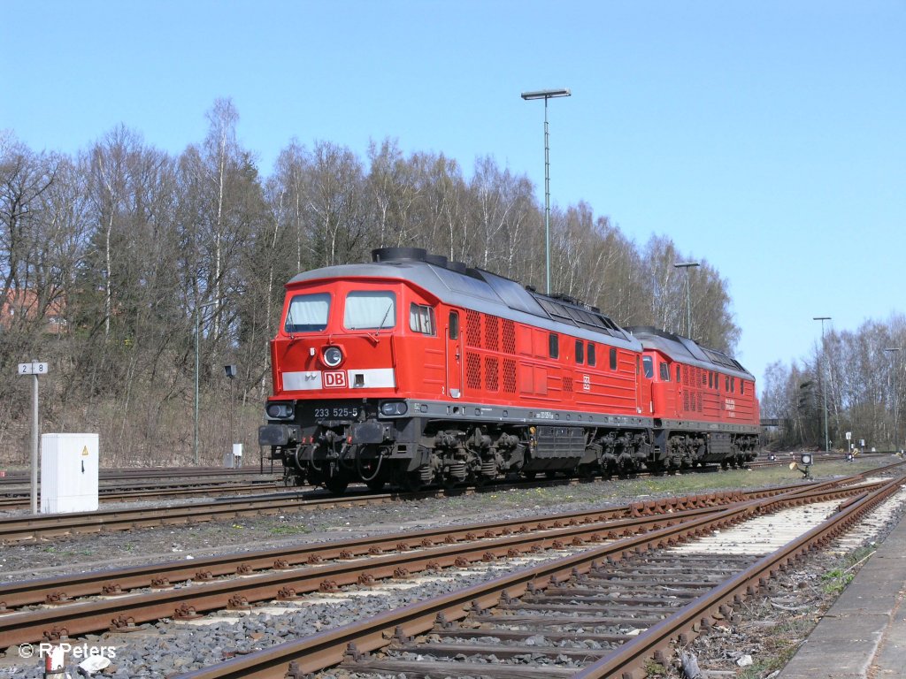 233 525-5 mit 232 587-6 in Marktredwitz. 10.04.11