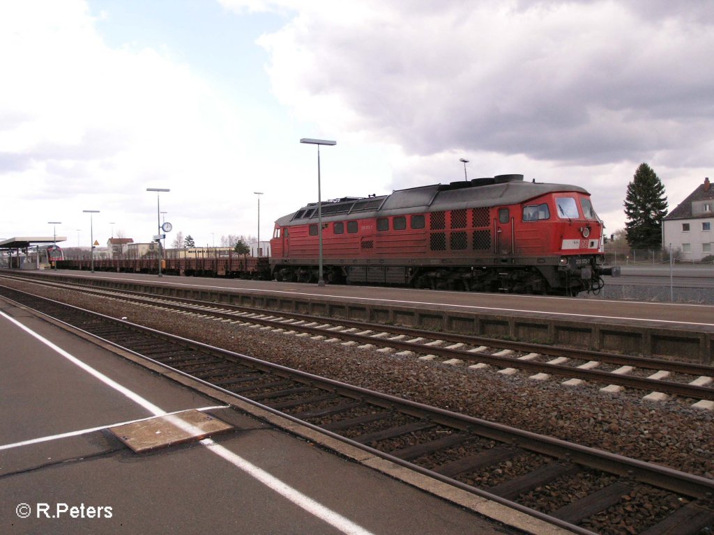 233 572-7 steht in Wiesau/Oberpfalz mit einer SBB S-Bahn berfhrung bereit. 13.04.08