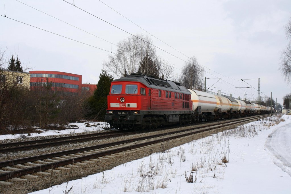 233 594-1 konnte mit einem Kesselzug Richtung Mnchen am 20.02.10 in Poing fotografiert werden.