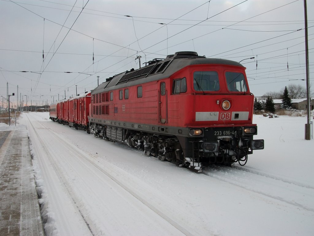 233 696 mute auf der Fahrt nach Mukran,am 26.Dezember 2010,in Bergen/Rgen halten.