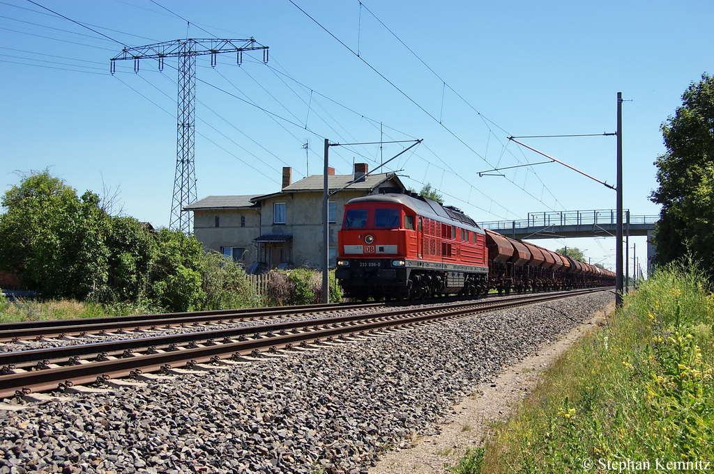 233 698-0 mit Tds Ganzzug in Vietznitz Richtung Friesack(Mark) unterwegs. 29.06.2011