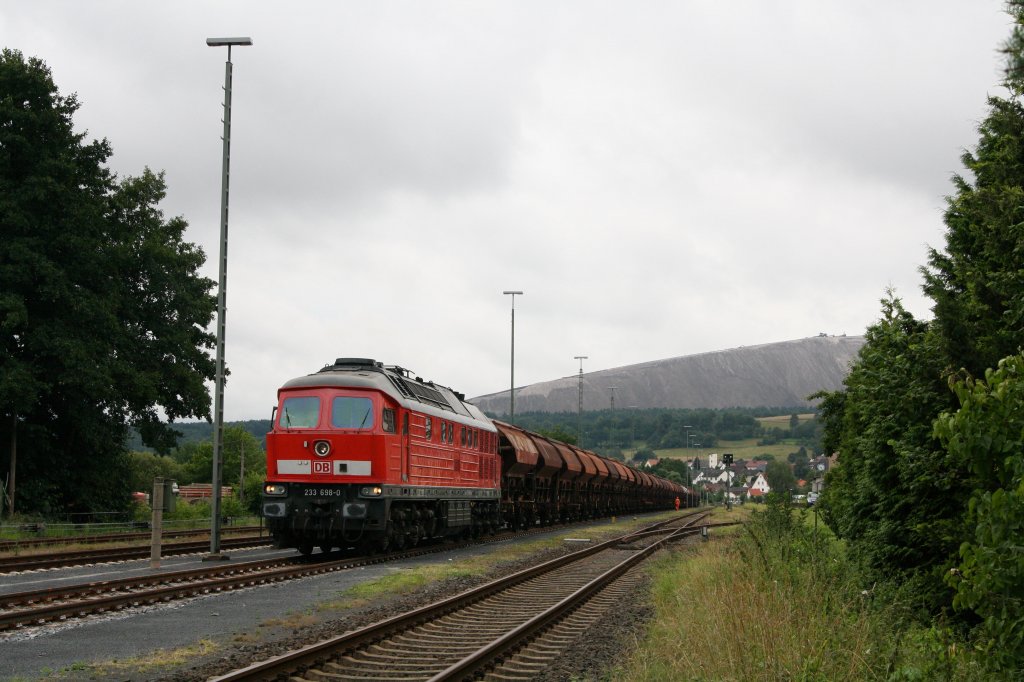 233 698-0 steht mit ihrem Kalizug am 06.08.12 abfahrbereit in Heimboldshausen.