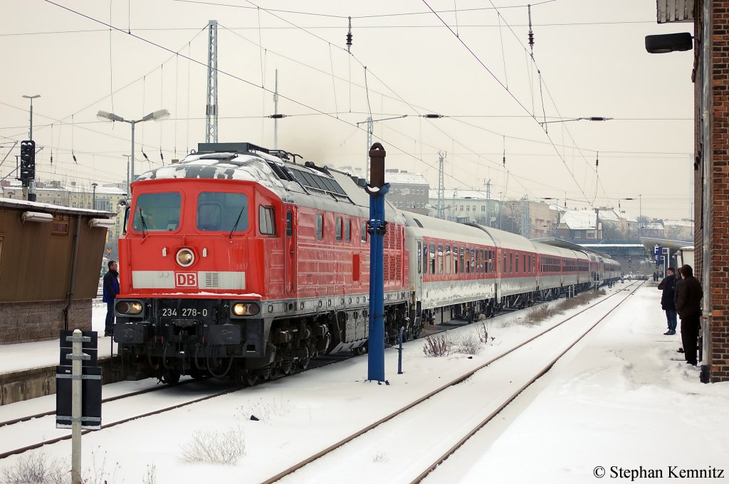 234 278-0 bringt aus Berlin-Lichtenberg, den CNL 1246 aus Mnchen Ost und einen weiteren Nachtzug zur Warschauer Strae. 04.12.2010