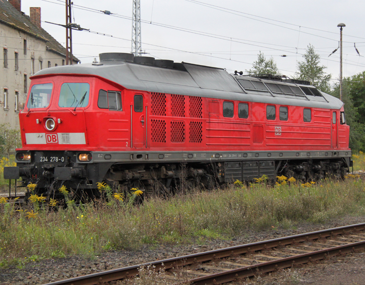 234 278-0 war am 27.08.2011 in Stendal mit der schadhaften 120 138-3 beschftigt die in der Abstellanlange stand.