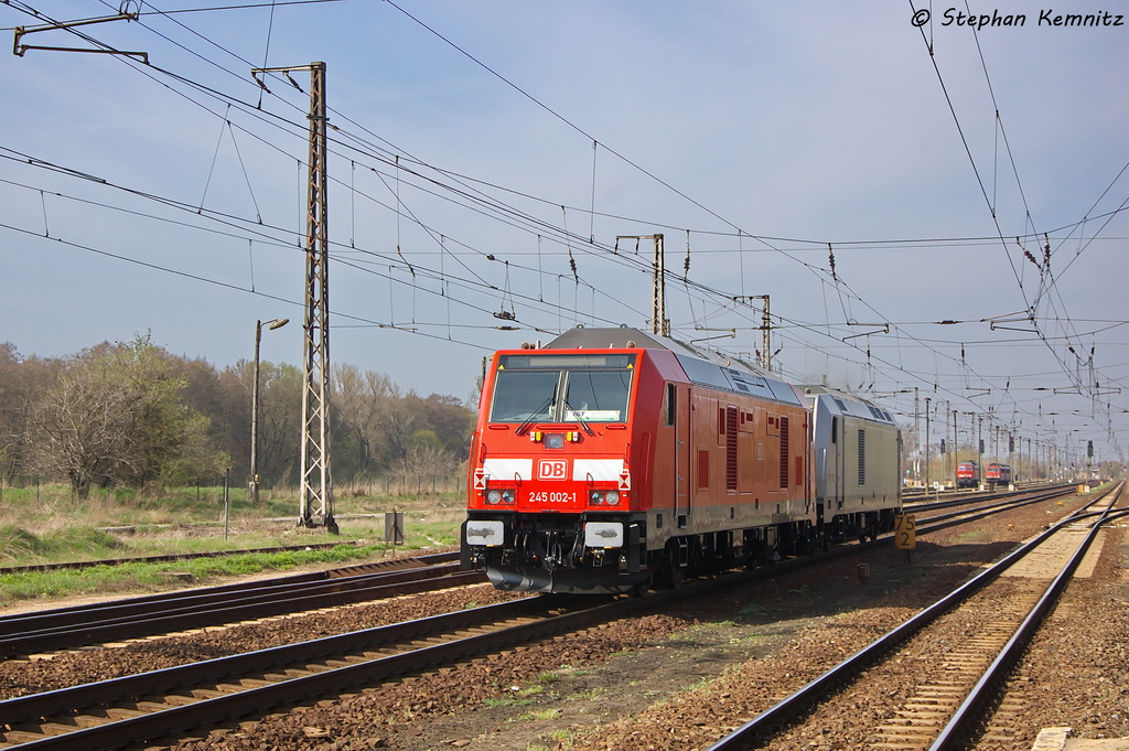 245 002-1 wurde von der 76 102 nach Hennigsdorf gebracht und sind hier gerade in Priort und haben das Ziel Hennigsdorf fast erreicht. 24.04.2013