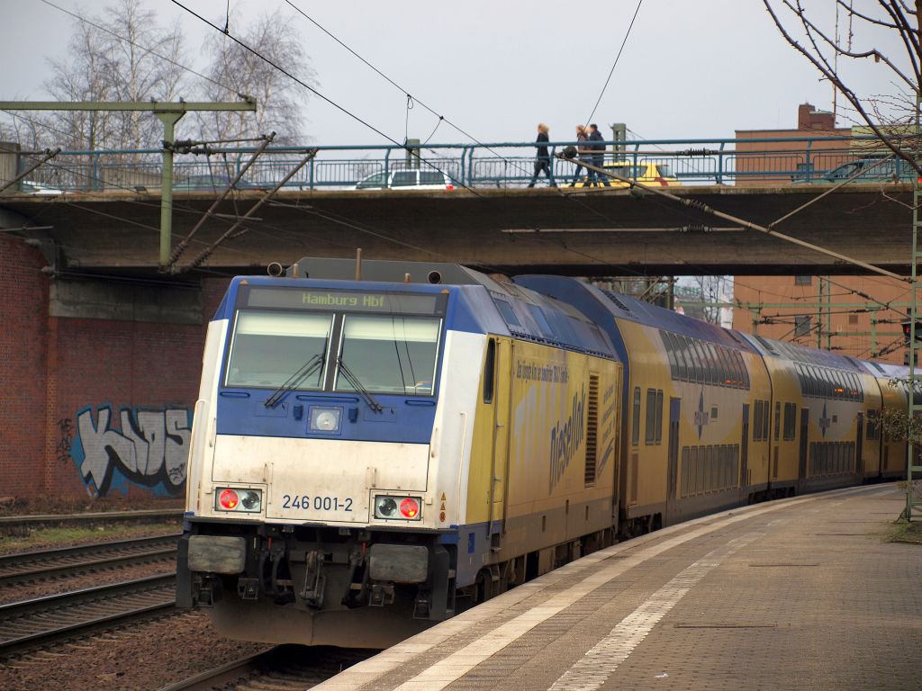 246 001-2 stand mit dem ME 81516 von Cuxhaven nach Hamburg Hbf am 15.1 im Bahnhof Hamburg-Harburg.