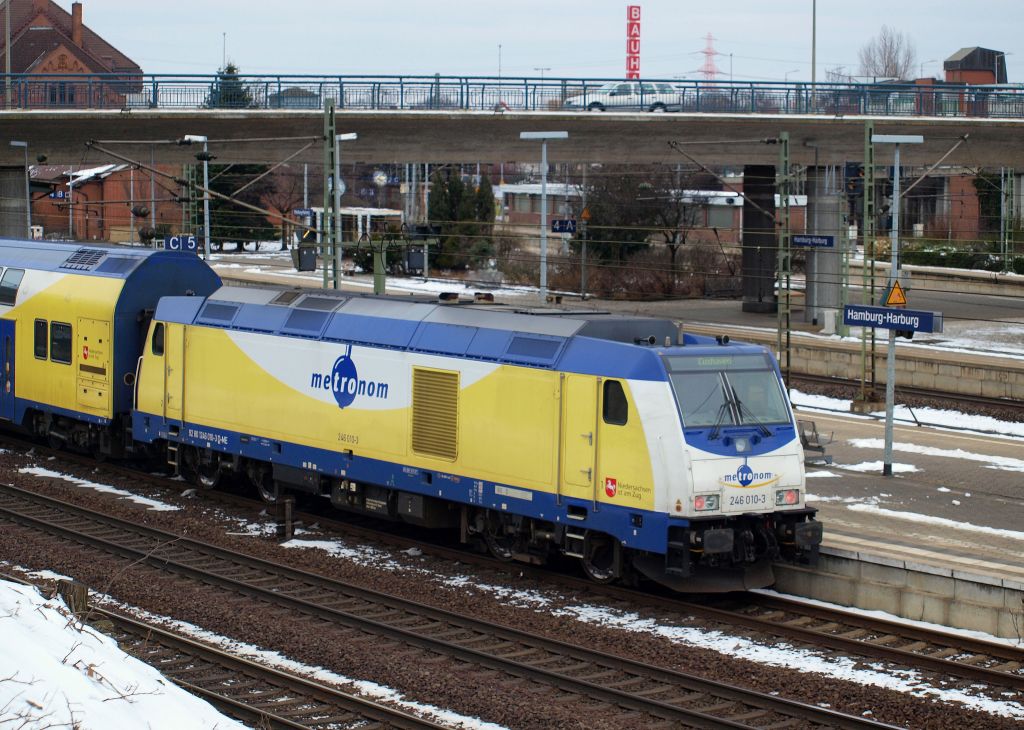 246 010 stand mit dem Metronom nach Cuxhaven am 19.12 im Bahnhof von Hamburg-Harburg.