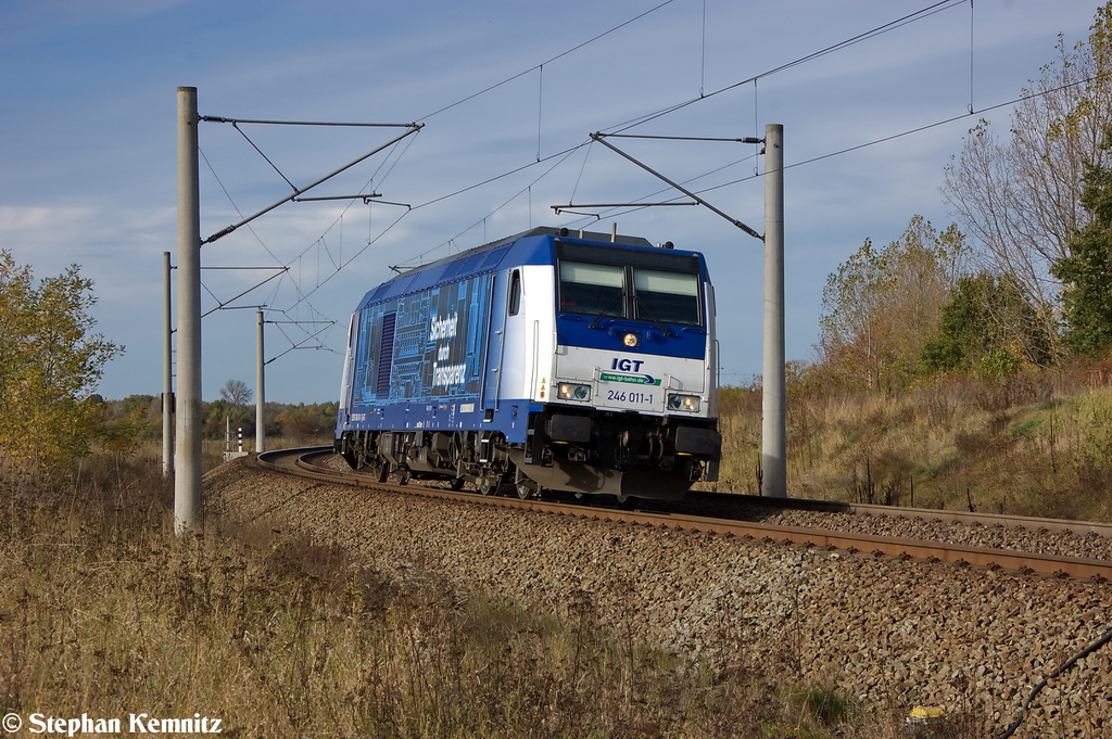 246 011-1 IGT - Inbetriebnahmegesellschaft Transporttechnik mbH hatte einen Holzzug nach Arneburg(Niedergrne) gebracht und kam spter als Lz wieder durch Stendal(Wahrburg) gefahren. Sie fuhr dann wohl weiter in Richtung Hauptbahnhof wo sie von 482 001-5 bernommen worden ist. Ist seid dem 20.10.2012 an Raildox GmbH & Co. KG vermietet. 26.10.2012