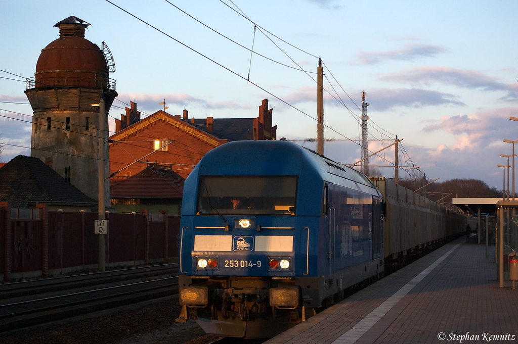 253 014-9 PRESS (223 051-4) mit einem Hackschnitzelzug in Rathenow in Richtung Stendal unterwegs. 19.03.2012