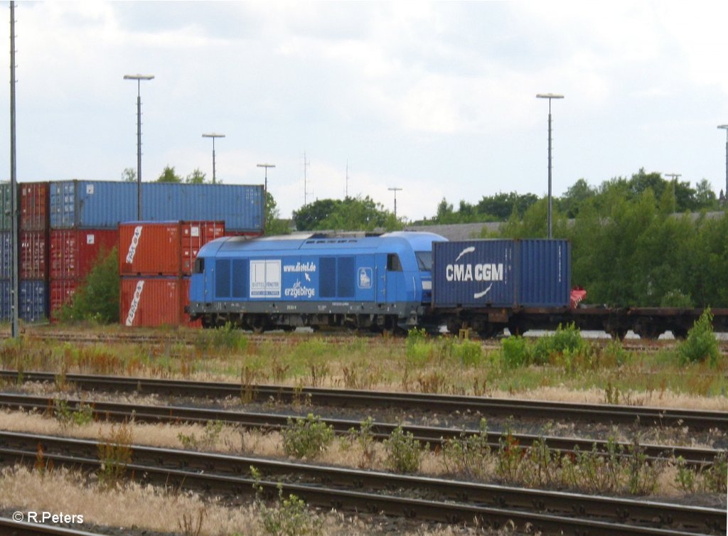 253 015-8 mit Containerzug in Hof am 20.06.10