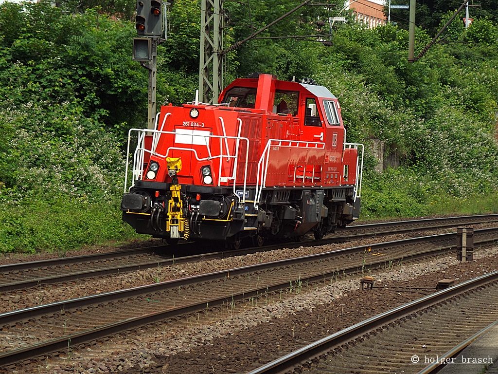 261 034-3 wartete auf weiterfahrt im bhf harburg am 02.07.13