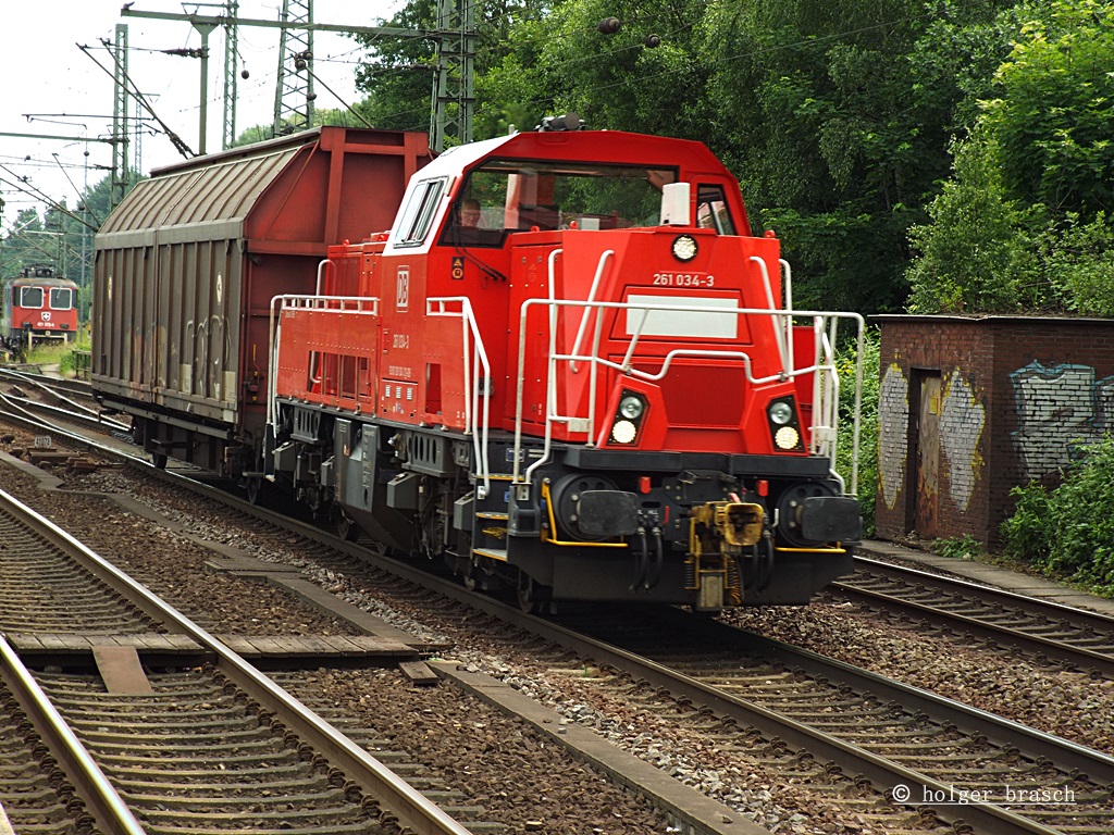 261 034 fuhr am 18.06.13 mit einen schiebewandwagen durch harburg