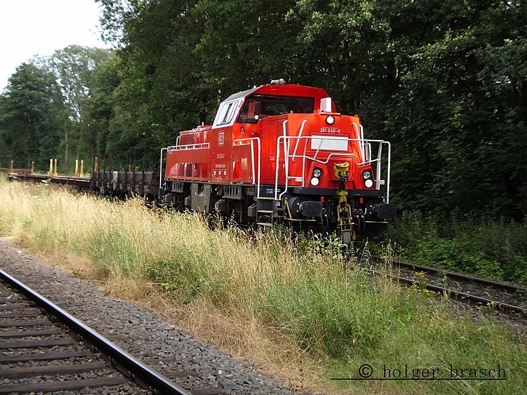 261 040-0 schob am 02.08.12 mehrere flachwagen nach koops beim bhf glinde 