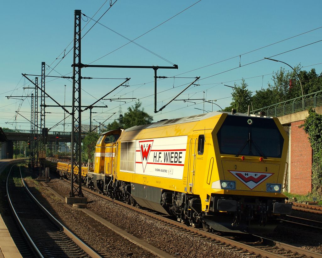 264 011-8  Tim Hermann  dieselte mit einem Wiebe Bauzug durch Hamburg-Harburg am 3.6.11.