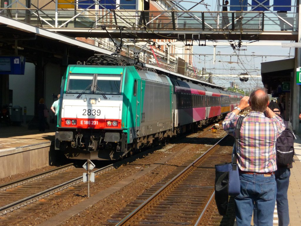 2839 (E186 231) im Bahnhof Dordrecht am 02.06.2012. Am Haken hngt ein FYRA-Ersatzzug.